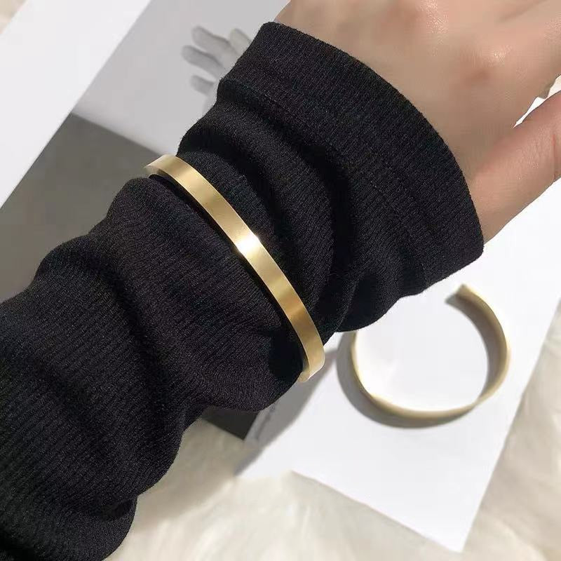 Bracelete Liso Minimalista Banhado a Ouro - verttijoias